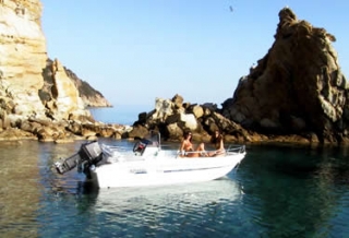  易于驾驶的船  只 